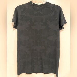 Alphalete black camo performance shirt